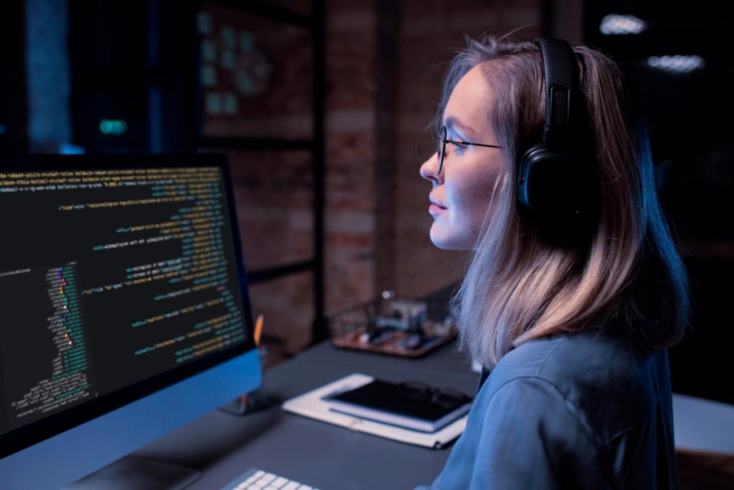 Estudantes aprendendo desenvolvimento de jogos multiplataforma